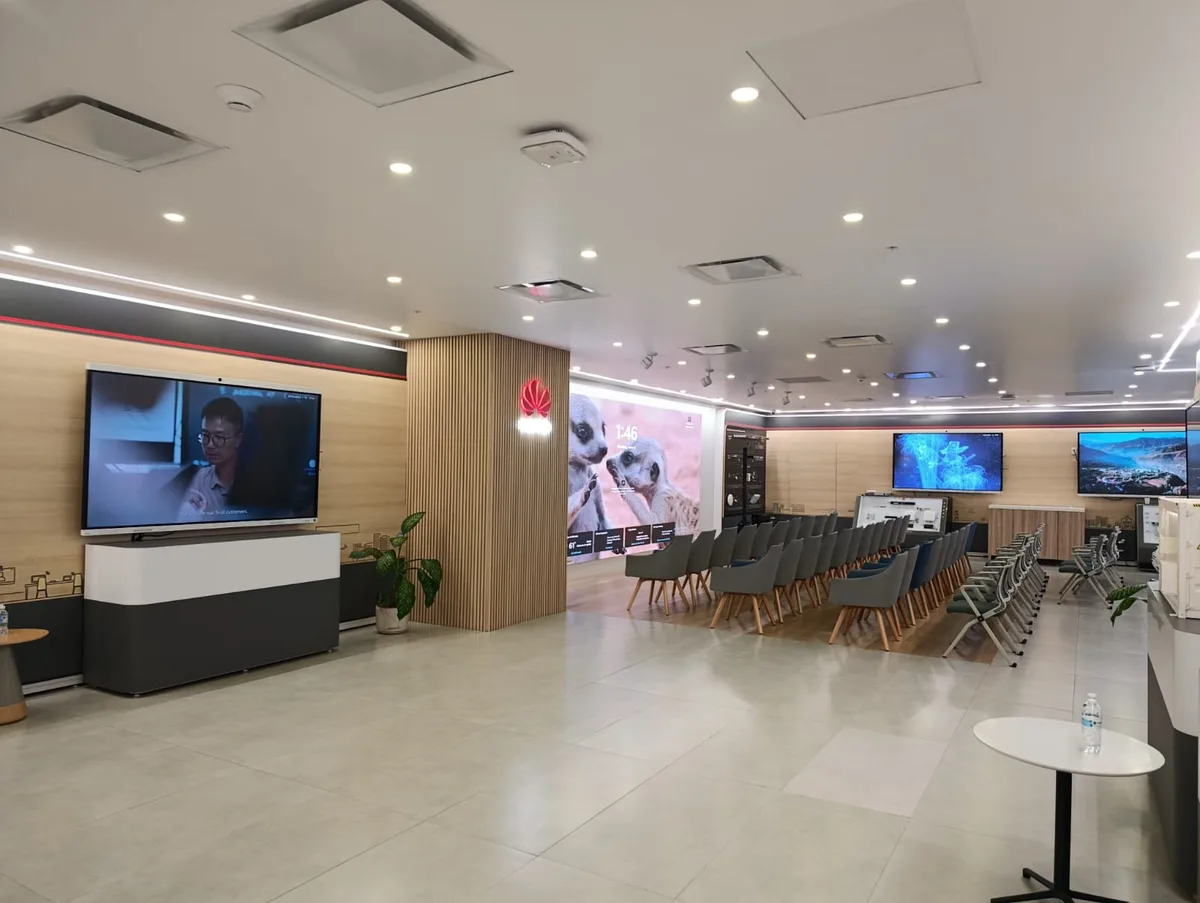 Showroom de Huawei con IdeaHub en una sala tipo auditorio